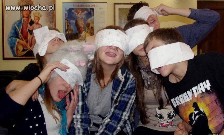 Obwińmy się papierem toaletowym.