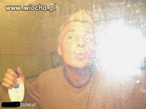 Brudne lusterko, włosy na gel...