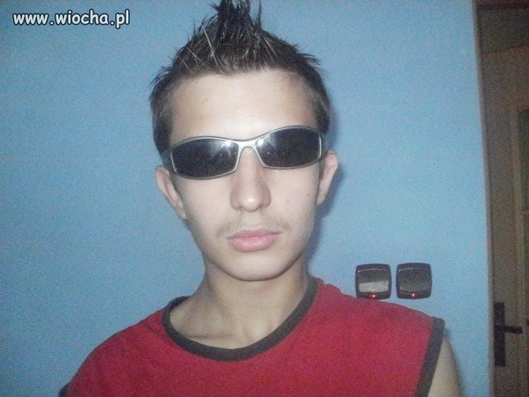 Szałowy irokez, okulary w domu