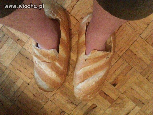 Wieje sandałem