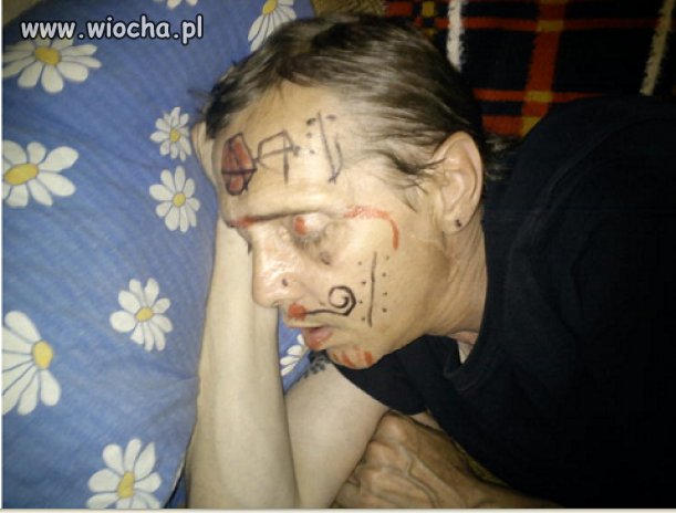 Ah ten stylowy wąsik i te znaki na czole 