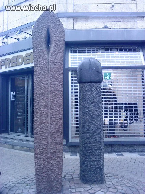 Hmm... interesujący pomnik 