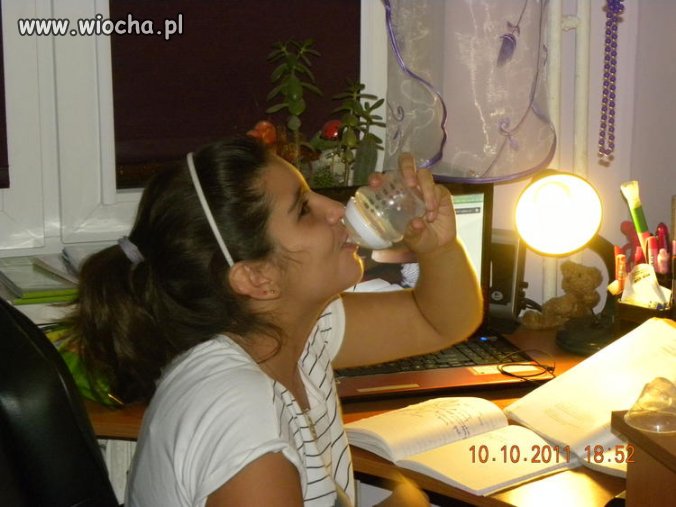 Ciekawe czy siostra wie, że jej podpija 