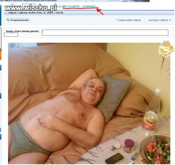 Dziadek się lansuje na kanapie w majtkach 