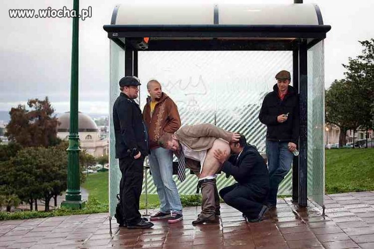 W oczekiwaniu na autobus