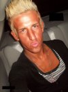Blond, solarka, dziób, głęboki dekolt.