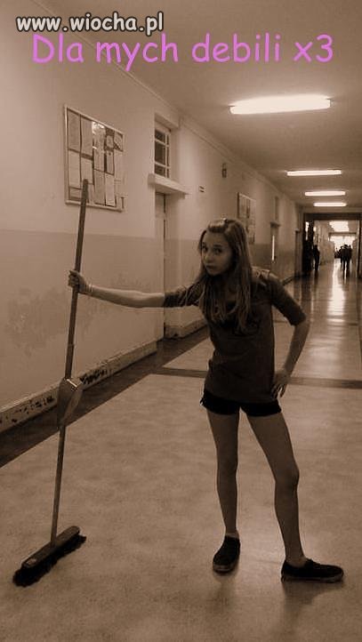 Dziecko 12 lat szczotka i za duże buty 