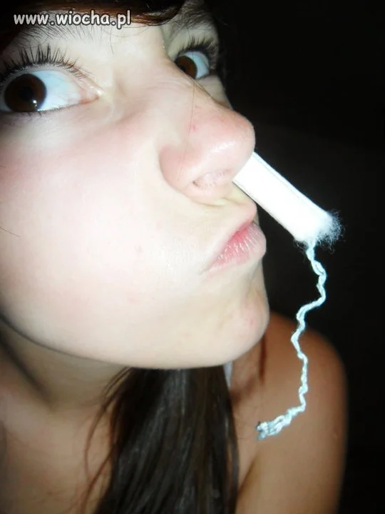 Tampon w nosie i szpan na facebooku