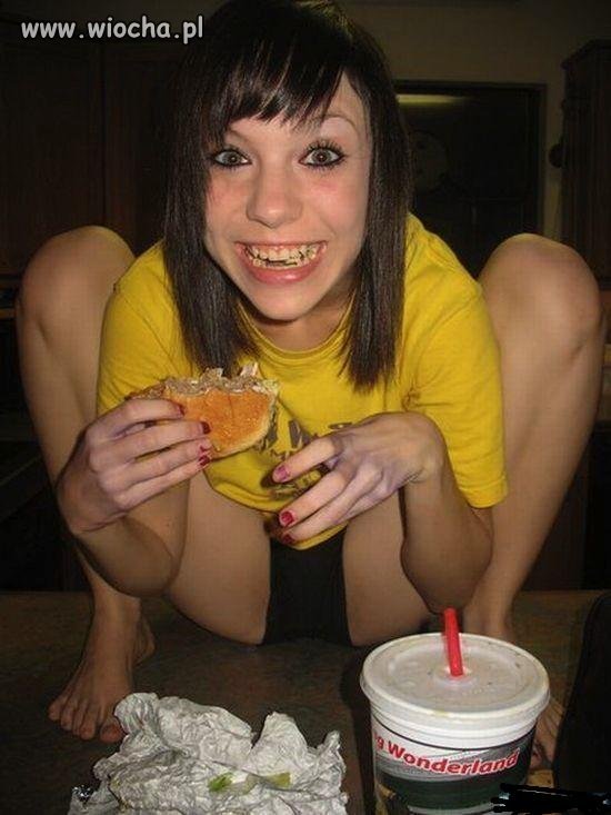 Hamburger, shake, boskie stopy i to sexy krocze