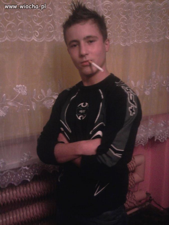 Firanka w tle jest, włosy są, fajka jest