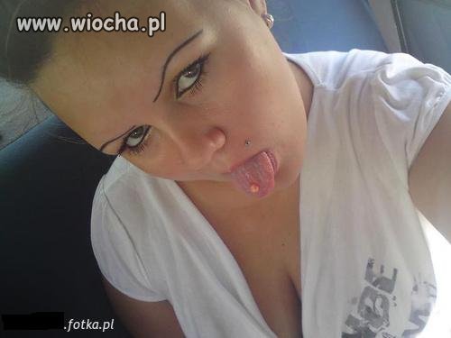 Wygolone brwi, kolczyki i obowiązkowy biust