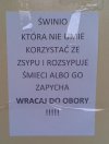 Wiadomość dla sąsiadów na zsypie do śmieci.