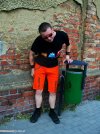 Bardzo stylowe ubranie i napis na spodniach: