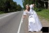 Kto zabierze panne młodą na stopa