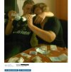 Dziewczyna lubi spać na kasie...