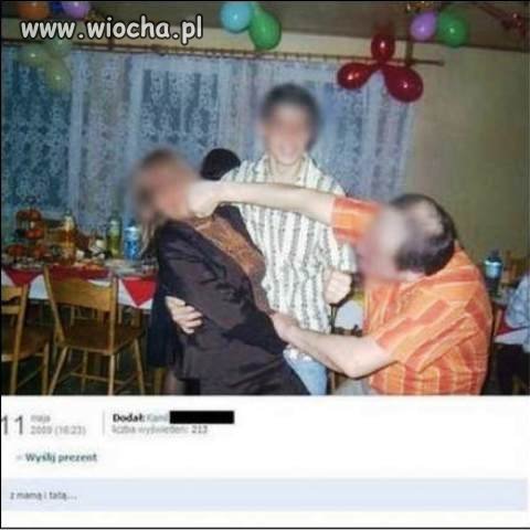 Podpis pod zdjęciem: z mamą i tatą