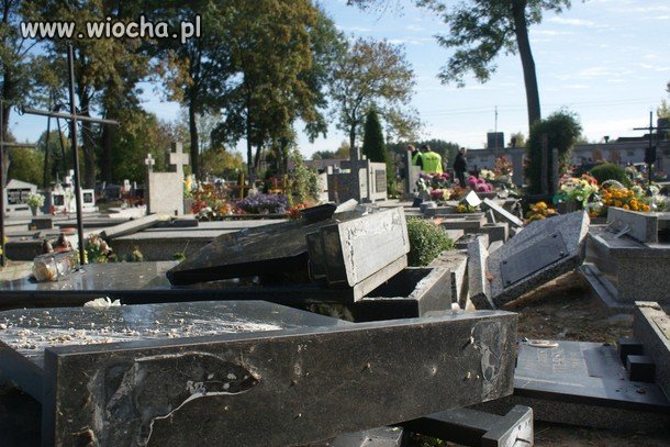 Dla zabicia nudy zniszczyli ponad 50 nagrobków 