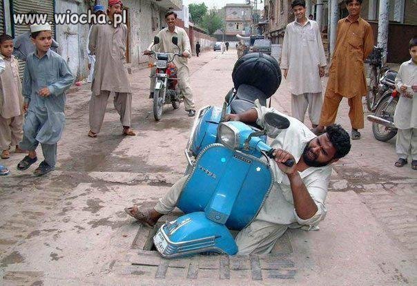 Studzienki zaskakują motocyklistów nawet w Indiach