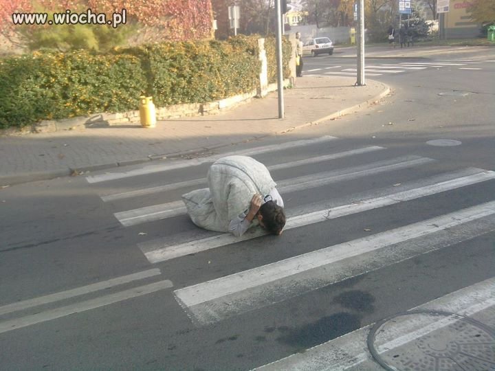 Pełzający uczeń na tle szkoły