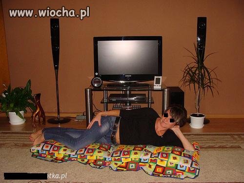 Położyła się na materacu
