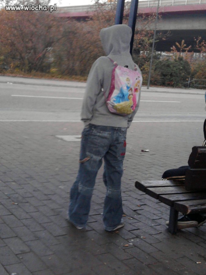 Maly gangsta z papierosem w reku ...