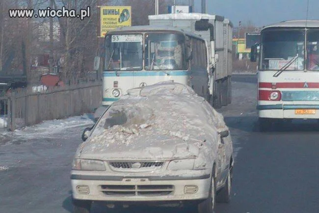 Zaśnieżone auto...