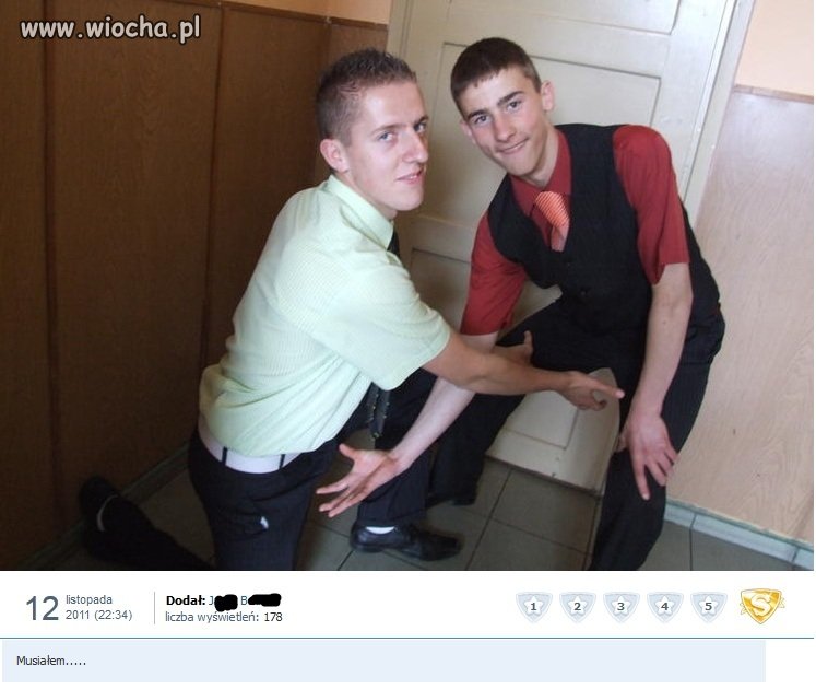 Nieodparta chęć pomacania brata.