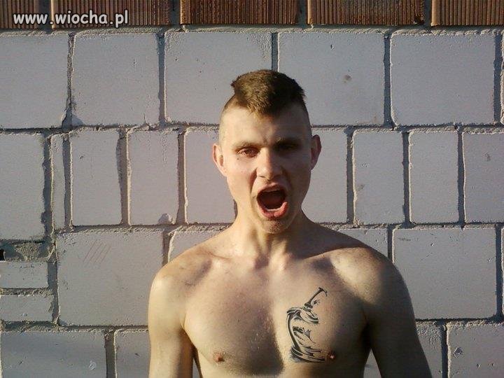 Gościu chyba wpadł pod kosiarkę...