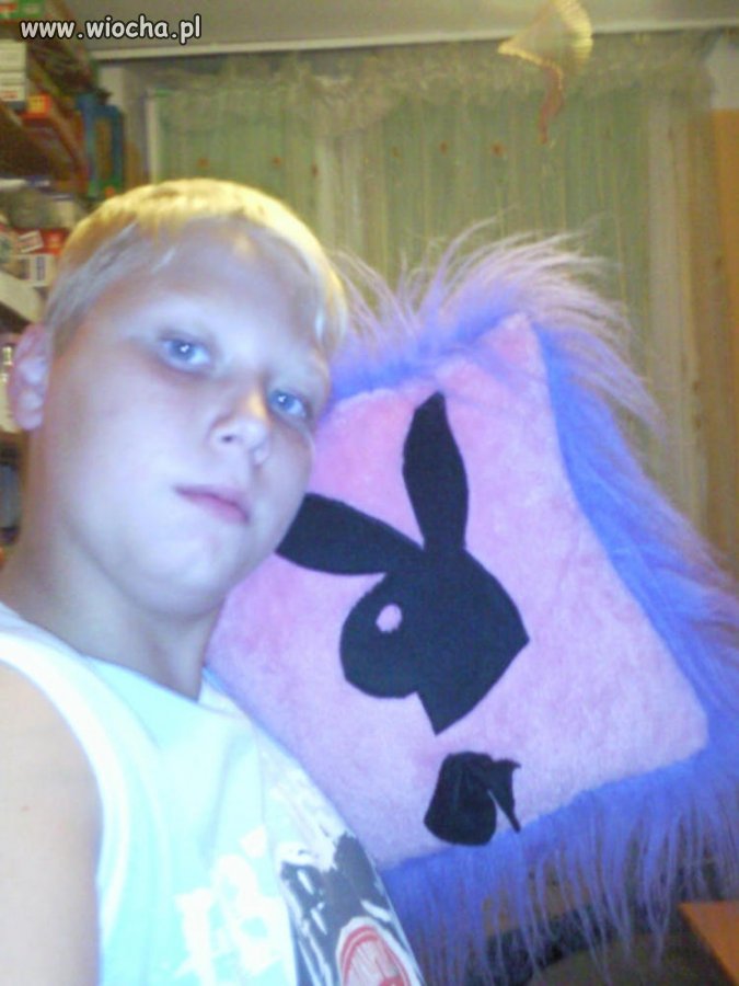 Sexy blondasek z podusią play boy'a 