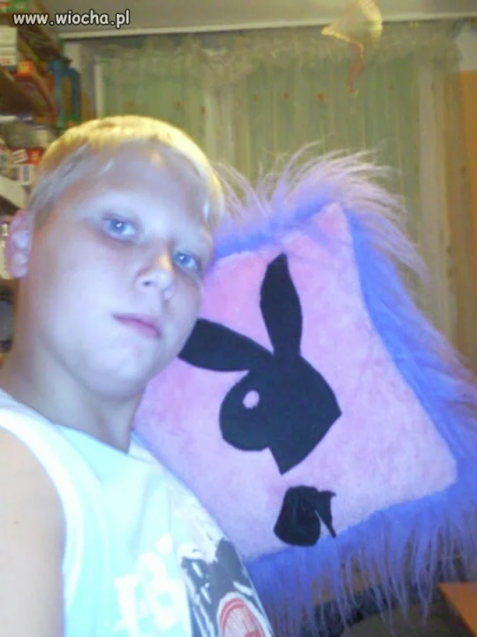Sexy blondasek z podusią play boy'a 