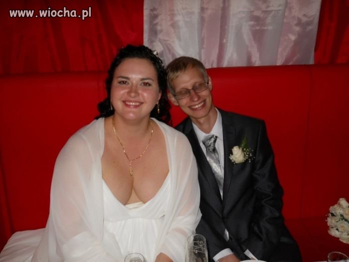 Dekolt pani młodej całkiem spory