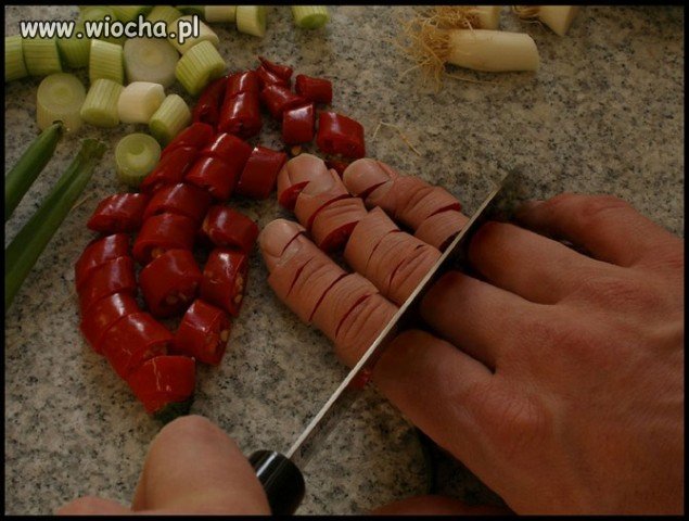 Opis: Przygotowywałem obiad...! Biedny ja!