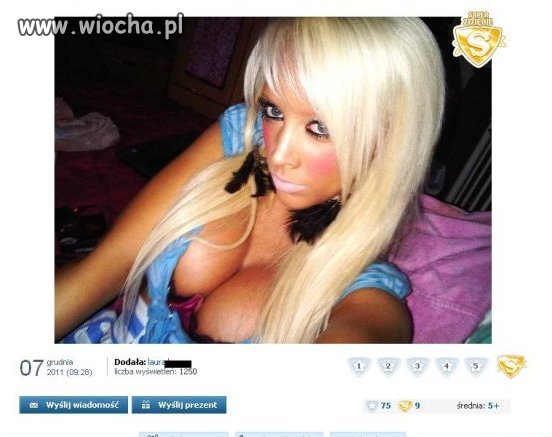 Tona tapety, cyc na wierzchu i blond włosy