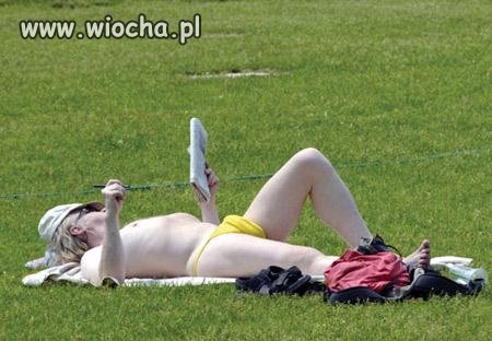 Relaks z książką na zielonej trawce