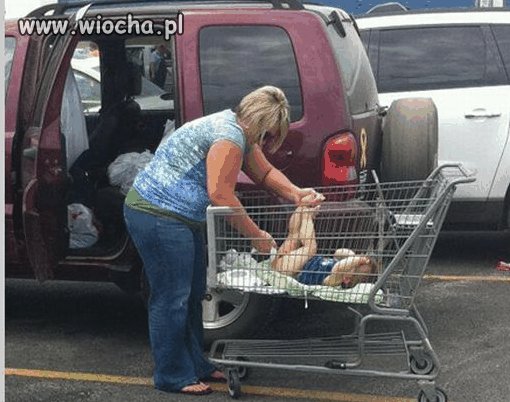 Mamuśka wyciera tyłeczek dziecku.