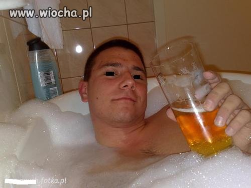 Piwko w ręku i kłak na klacie