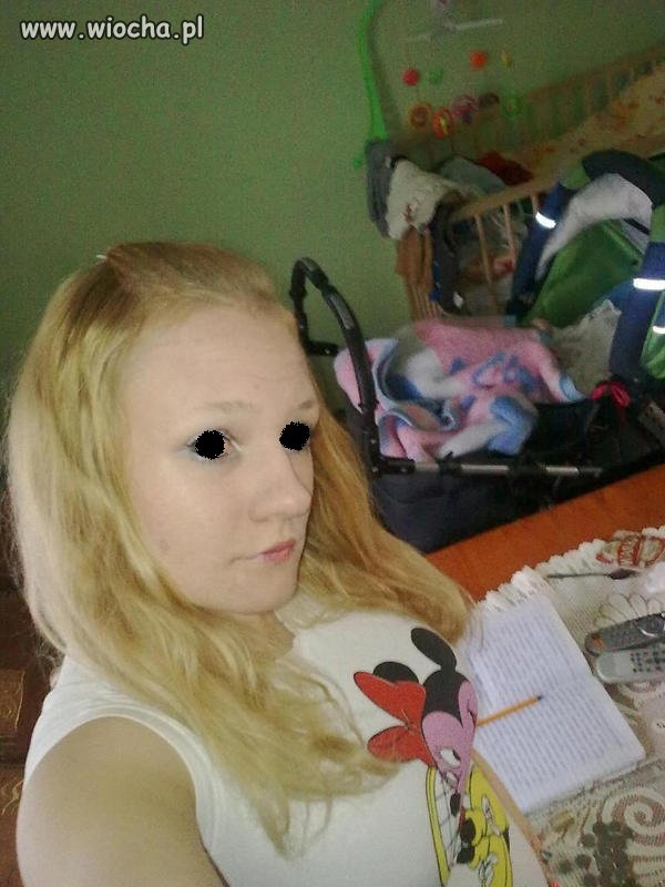 Dzióbek jest, zeszyty są, młoda mama też,