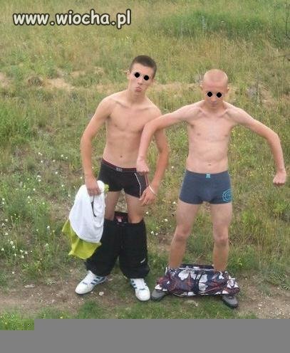 Gacie w dół i napinka.