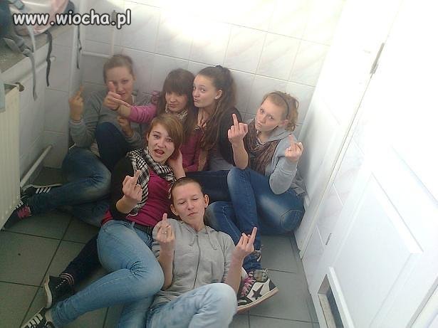 Gimnazjalistki w wc