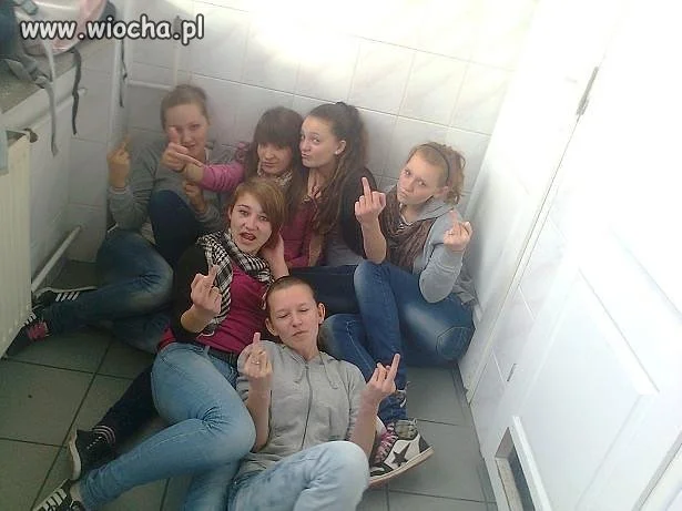 Gimnazjalistki w wc