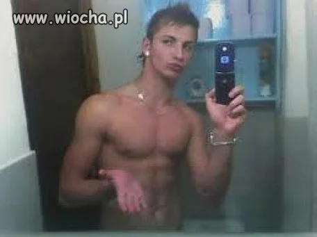 Macho przed lustrem