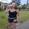 40-sto letnia kobieta chwaląca się piwem