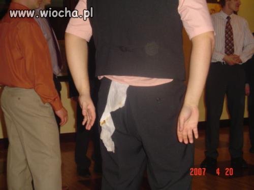Coś mu wystaje 