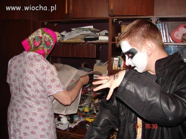 Zaczytana babcia i kochany wnuczek