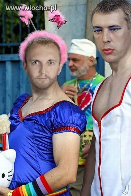 Za górami,za lasami siedzi Giertych z mundurkami. Wszystkie ryje płaczą bo Giertycha nie zobaczą.