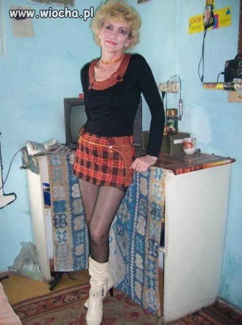 Sexi dziunia 50+, ładny syf w domu, białe kozaczki