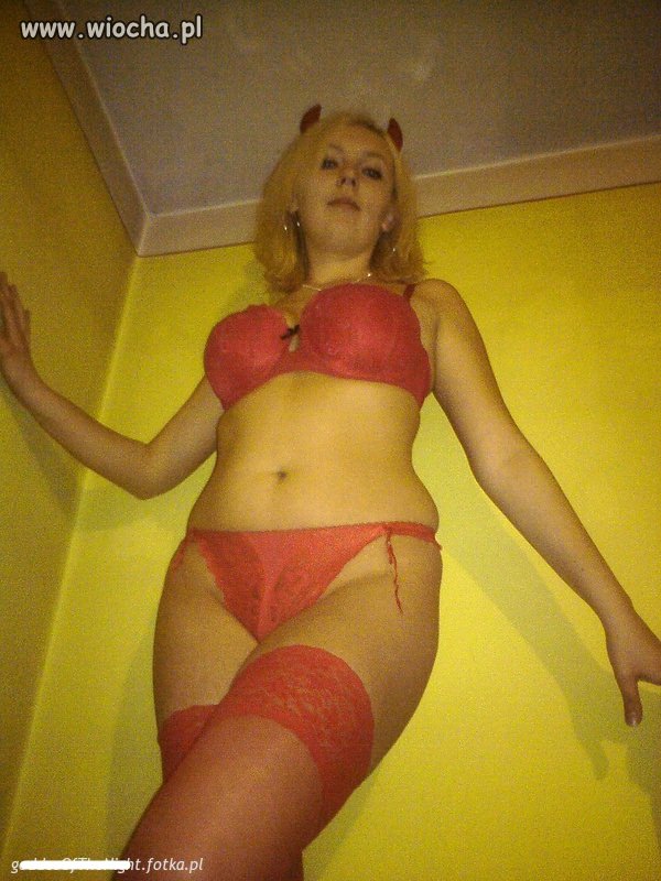 Blondynkowa diablica atakuje na Fotce!