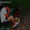 Po polsku. Plażowe klapki i białe skarpetki 