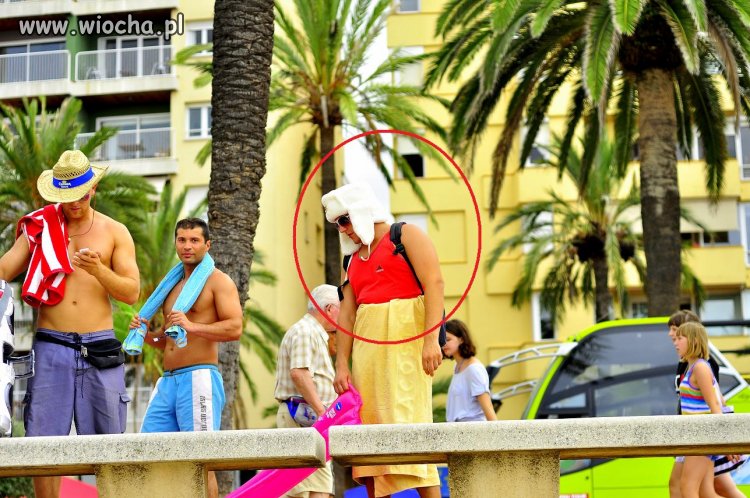 Nie ma to jak zimowa czapka na plaży!