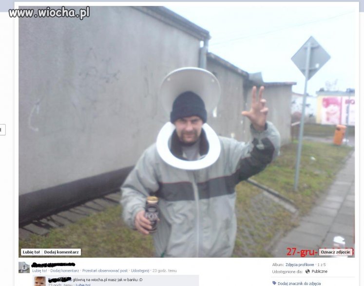 Takie tam z deską klozetową na szyi